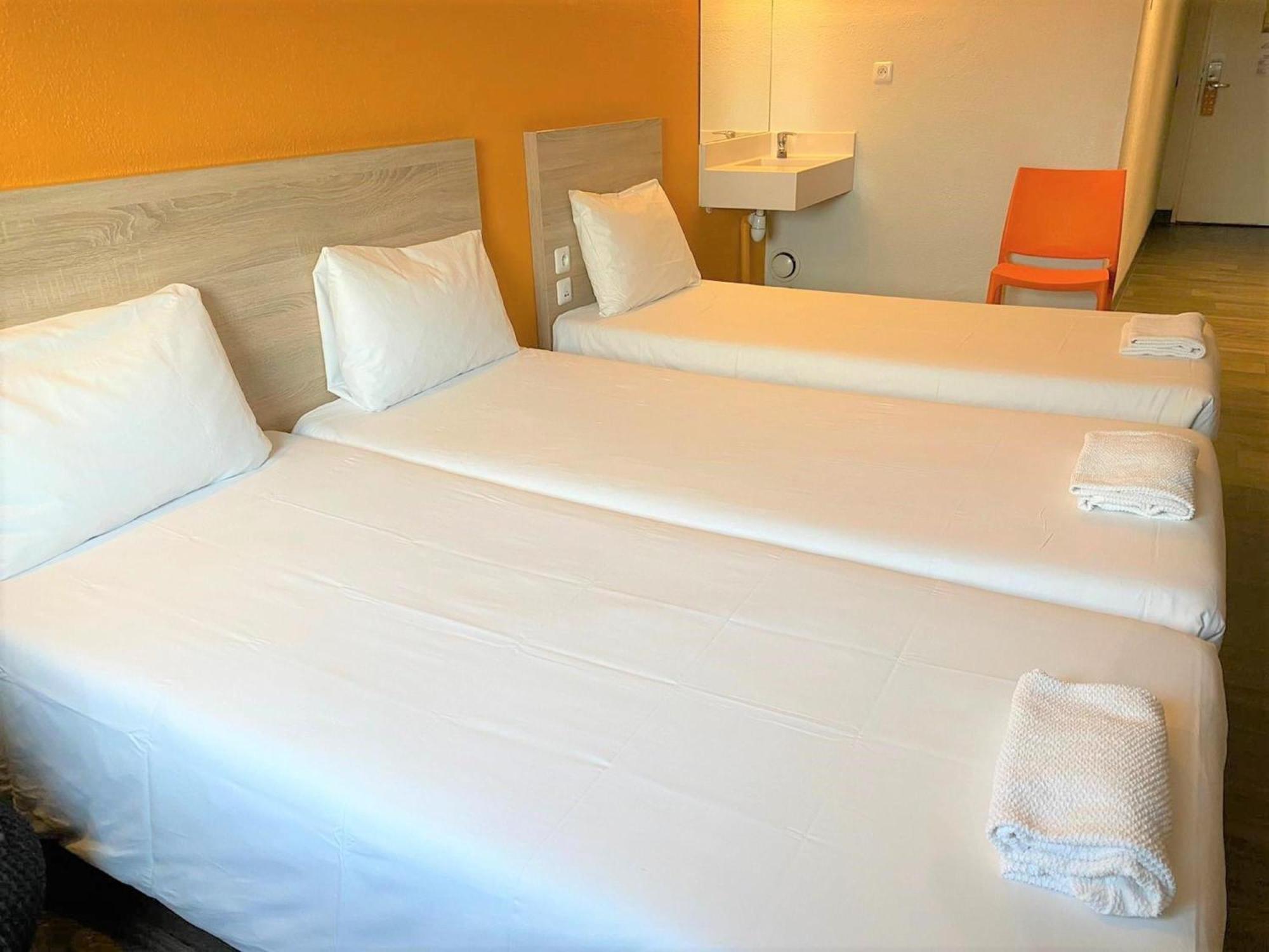 Room Two Single Beds Extra Bed